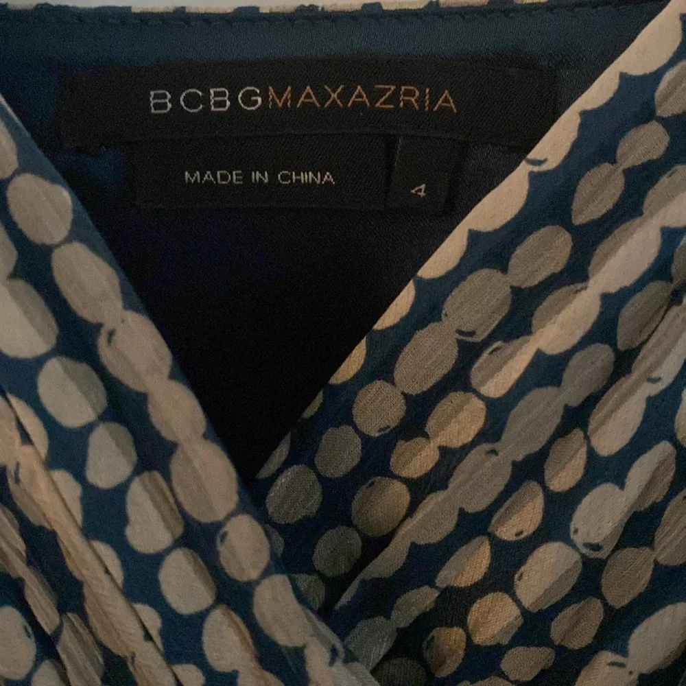 Elegant BCBG MaxAzria Blue and Cream Silk Women's Dress. Size 4 - Picture 4 of 5